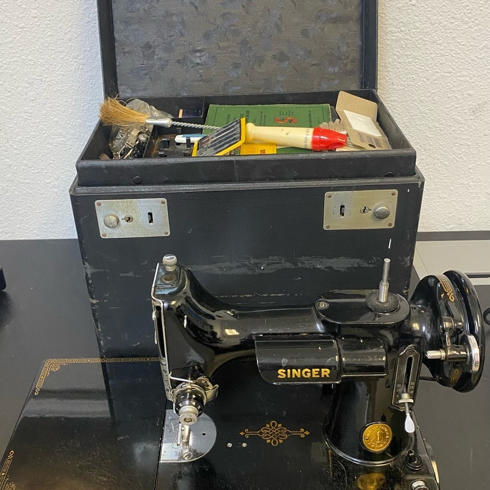Black Sewing Featherweight Machine mint condition works with case & all access